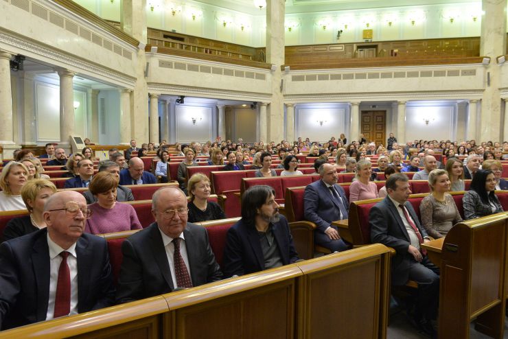 Голова Верховної Ради України Дмитро Разумков, керівництво парламента привітали колектив Апарату ВР України з Новорічними святами та вручило нагороди.