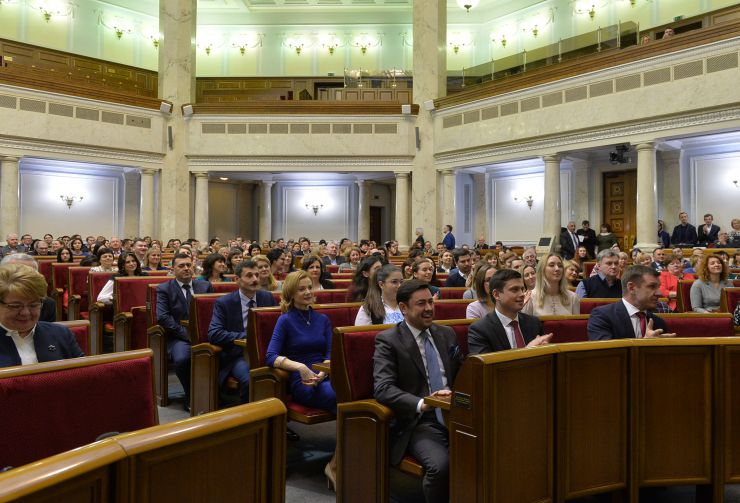 Голова Верховної Ради України Дмитро Разумков, керівництво парламента привітали колектив Апарату ВР України з Новорічними святами та вручило нагороди.