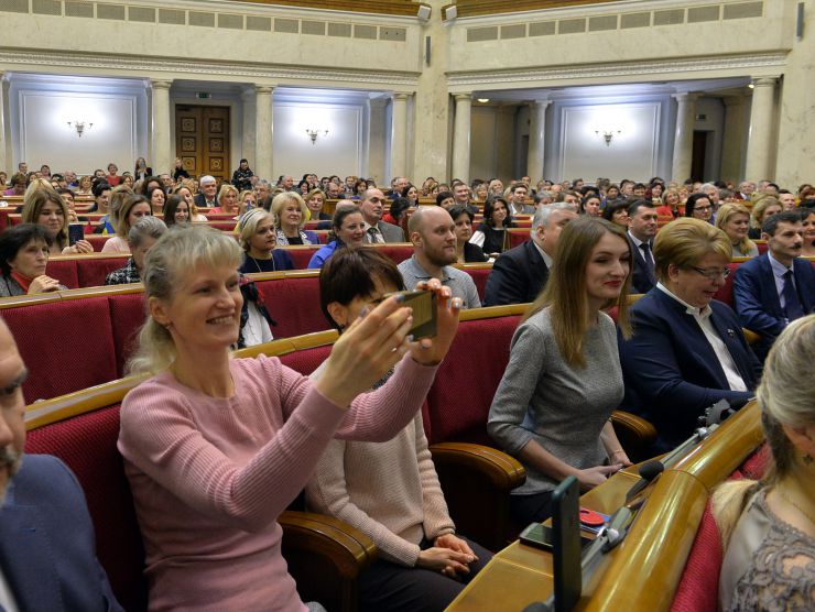 Голова Верховної Ради України Дмитро Разумков, керівництво парламента привітали колектив Апарату ВР України з Новорічними святами та вручило нагороди.
