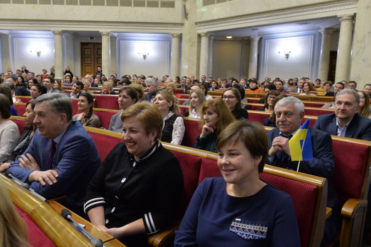 Голова Верховної Ради України Дмитро Разумков, керівництво парламента привітали колектив Апарату ВР України з Новорічними святами та вручило нагороди.