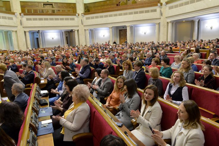 Голова Верховної Ради України Дмитро Разумков, керівництво парламента привітали колектив Апарату ВР України з Новорічними святами та вручило нагороди.