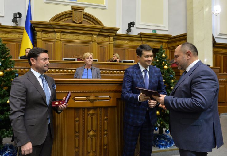 Голова Верховної Ради України Дмитро Разумков, керівництво парламента привітали колектив Апарату ВР України з Новорічними святами та вручило нагороди. Вячеслав Штучний Керівник Апарату ВР України , Андрій Ватульов керівник секретаріату комітету ВР України з питань бюджету( почесна грамота ВР України), Голова Верховної Ради України Дмитро Разумков