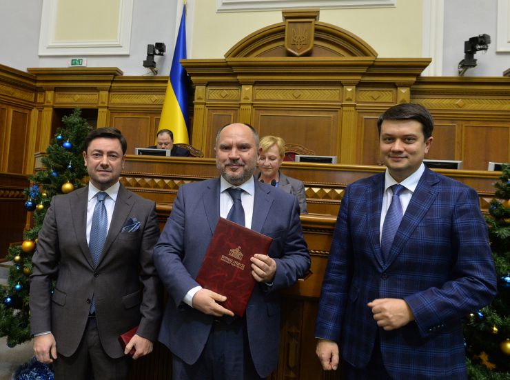 Голова Верховної Ради України Дмитро Разумков, керівництво парламента привітали колектив Апарату ВР України з Новорічними святами та вручило нагороди. Вячеслав Штучний Керівник Апарату ВР України , Андрій Ватульов керівник секретаріату комітету ВР України з питань бюджету( почесна грамота ВР України), Голова Верховної Ради України Дмитро Разумков