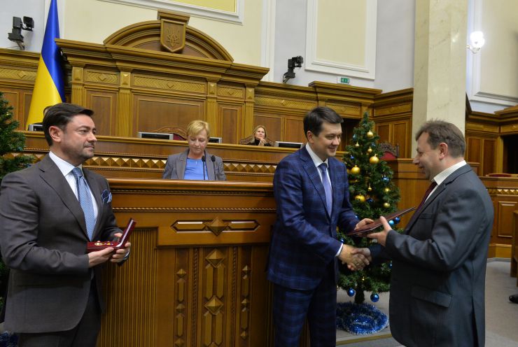 Голова Верховної Ради України Дмитро Разумков, керівництво парламента привітали колектив Апарату ВР України з Новорічними святами та вручило нагороди.
