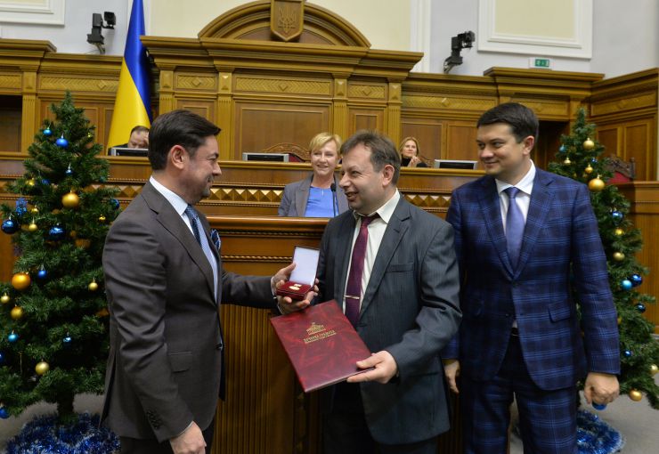 Голова Верховної Ради України Дмитро Разумков, керівництво парламента привітали колектив Апарату ВР України з Новорічними святами та вручило нагороди. Володимир Слишинський  Перший заступник Керівника Апарату ВР України (почесна грамота)