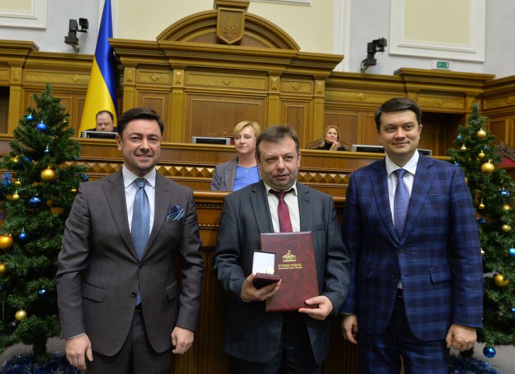 Голова Верховної Ради України Дмитро Разумков, керівництво парламента привітали колектив Апарату ВР України з Новорічними святами та вручило нагороди. Володимир Слишинський  Перший заступник Керівника Апарату ВР України (почесна грамота)
