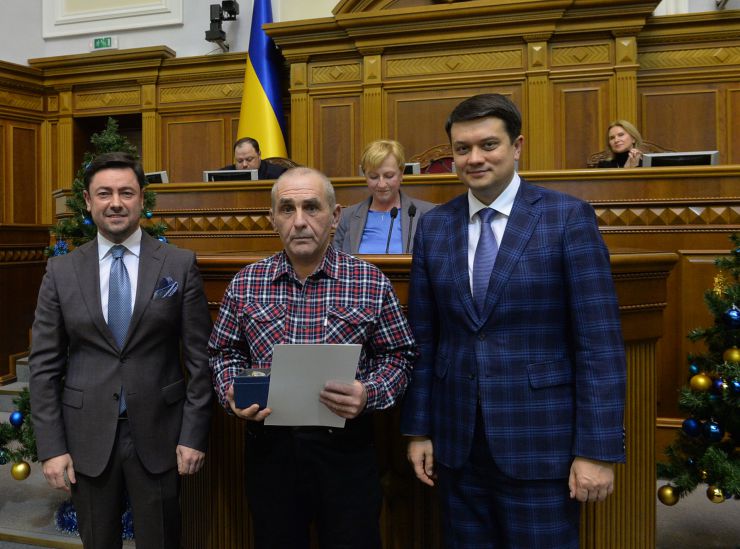 Голова Верховної Ради України Дмитро Разумков, керівництво парламента привітали колектив Апарату ВР України з Новорічними святами та вручило нагороди. Дмитро Волковинський  підсобний робітник відділу утримання будинків та прибудинкових територій Управління адміністративними будинками  Кпрпвління справами Апарату ВРУ( цінний подарунок)