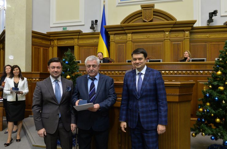 Голова Верховної Ради України Дмитро Разумков, керівництво парламента привітали колектив Апарату ВР України з Новорічними святами та вручило нагороди. Валентин Круть Автобаза управління справами Апарату Верховної Ради (цінний подарунок)