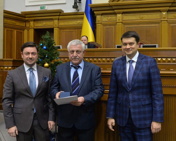 Голова Верховної Ради України Дмитро Разумков, керівництво парламента привітали колектив Апарату ВР України з Новорічними святами та вручило нагороди. Валентин Круть Автобаза управління справами Апарату Верховної Ради (цінний подарунок)