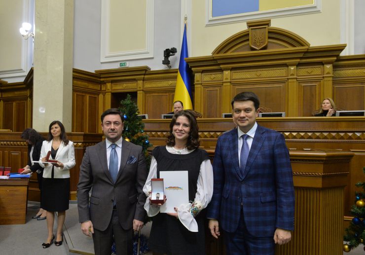 Голова Верховної Ради України Дмитро Разумков, керівництво парламента привітали колектив Апарату ВР України з Новорічними святами та вручило нагороди. Вячеслав Штучний Керівник Апарату ВР України 