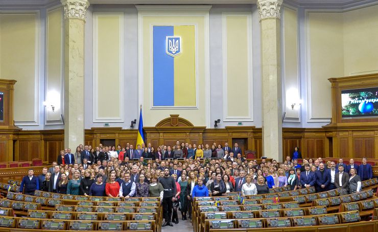 Голова Верховної Ради України Дмитро Разумков, керівництво парламента привітали колектив Апарату ВР України з Новорічними святами та вручило нагороди.