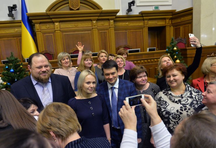 Голова Верховної Ради України Дмитро Разумков, керівництво парламента привітали колектив Апарату ВР України з Новорічними святами та вручило нагороди. Перший заступник Голови Верховної Ради України Руслан Стефанчук,
Голова Верховної Ради України Дмитро Разумков під час заходу
