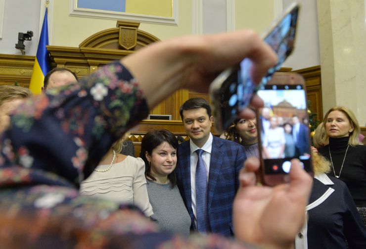 Голова Верховної Ради України Дмитро Разумков, керівництво парламента привітали колектив Апарату ВР України з Новорічними святами та вручило нагороди.
