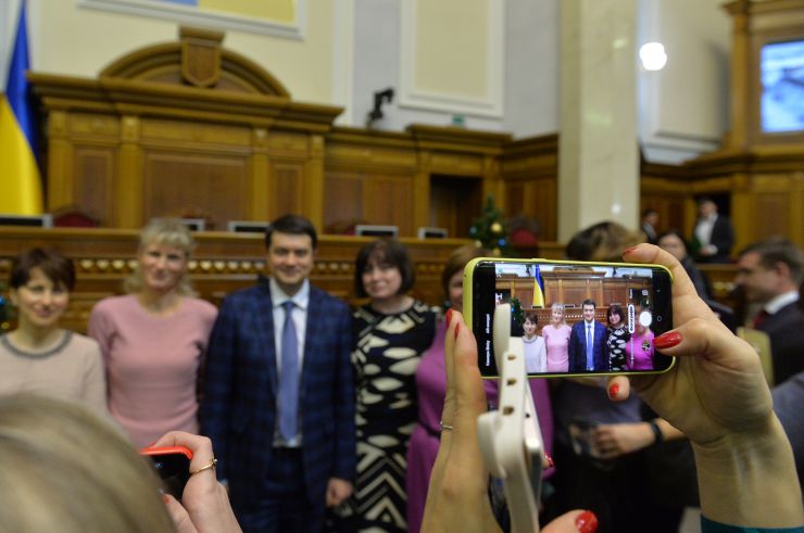 Голова Верховної Ради України Дмитро Разумков, керівництво парламента привітали колектив Апарату ВР України з Новорічними святами та вручило нагороди.