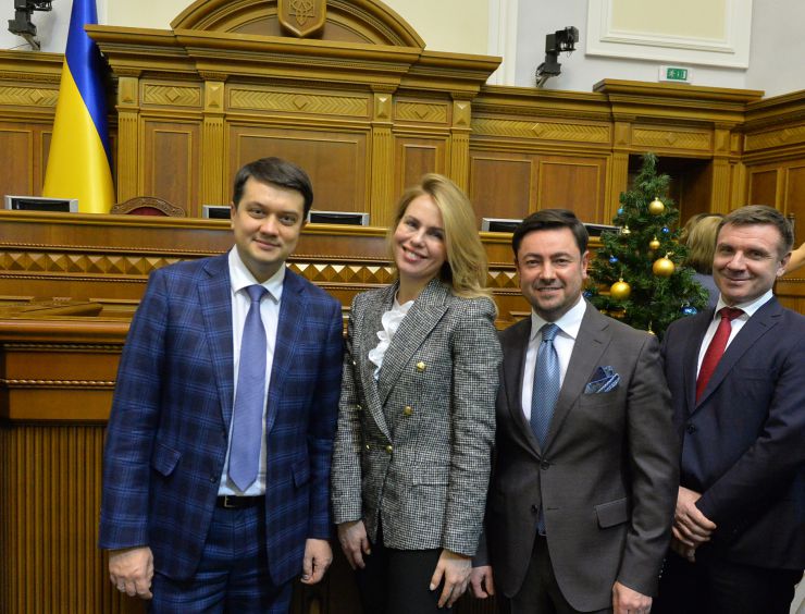Голова Верховної Ради України Дмитро Разумков, керівництво парламента привітали колектив Апарату ВР України з Новорічними святами та вручило нагороди.