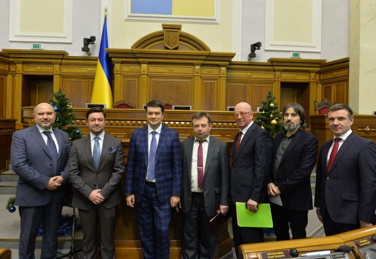 Голова Верховної Ради України Дмитро Разумков, керівництво парламента привітали колектив Апарату ВР України з Новорічними святами та вручило нагороди. Вячеслав Штучний Керівник Апарату ВР України 