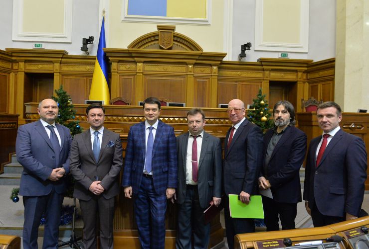 Голова Верховної Ради України Дмитро Разумков, керівництво парламента привітали колектив Апарату ВР України з Новорічними святами та вручило нагороди. Вячеслав Штучний Керівник Апарату ВР України 