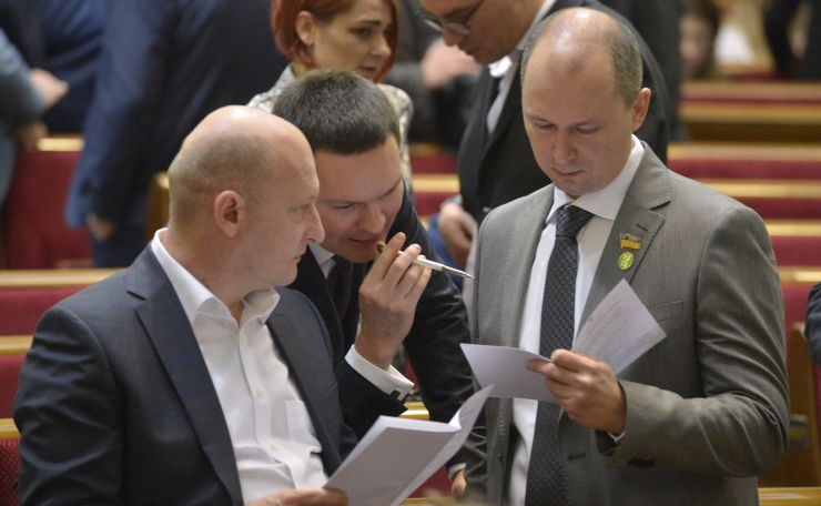Пленарне засідання Верховної Ради України
Народні депутати хвилиною мовчання вшанували пам’ять загиблих в катастрофі авіалайнера Міжнародних авіаліній України під Тегераном 8 січня 2020 р.

Головуючий оголосив до розгляду проект Закону про внесення змін до Конституції України (щодо скасування адвокатської монополії) №1013.
Верховна Рада 295 голосами попередньо схвалила законопроект, прийнявши постанову №1013/П1. Євген Пивоваров , Олександр Матусевич , Сергій Бабак СН
