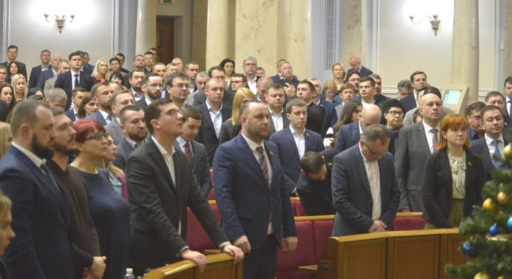 Пленарне засідання Верховної Ради України
Народні депутати хвилиною мовчання вшанували пам’ять загиблих в катастрофі авіалайнера Міжнародних авіаліній України під Тегераном 8 січня 2020 р.

Головуючий оголосив до розгляду проект Закону про внесення змін до Конституції України (щодо скасування адвокатської монополії) №1013.
Верховна Рада 295 голосами попередньо схвалила законопроект, прийнявши постанову №1013/П1.

Народні депутати хвилиною мовчання вшанували пам’ять загиблих в катастрофі авіалайнера Міжнародних авіаліній України під Тегераном 8 січня 2020 р.
