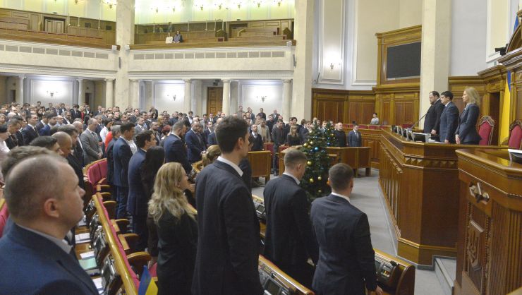 Пленарне засідання Верховної Ради України
Народні депутати хвилиною мовчання вшанували пам’ять загиблих в катастрофі авіалайнера Міжнародних авіаліній України під Тегераном 8 січня 2020 р.

Головуючий оголосив до розгляду проект Закону про внесення змін до Конституції України (щодо скасування адвокатської монополії) №1013.
Верховна Рада 295 голосами попередньо схвалила законопроект, прийнявши постанову №1013/П1.

Народні депутати хвилиною мовчання вшанували пам’ять загиблих в катастрофі авіалайнера Міжнародних авіаліній України під Тегераном 8 січня 2020 р.
