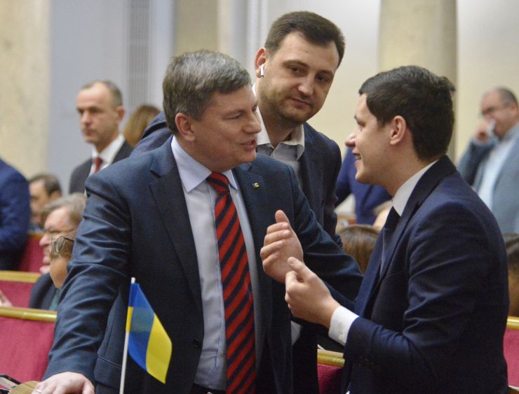Пленарне засідання Верховної Ради України
Народні депутати хвилиною мовчання вшанували пам’ять загиблих в катастрофі авіалайнера Міжнародних авіаліній України під Тегераном 8 січня 2020 р.

Головуючий оголосив до розгляду проект Закону про внесення змін до Конституції України (щодо скасування адвокатської монополії) №1013.
Верховна Рада 295 голосами попередньо схвалила законопроект, прийнявши постанову №1013/П1. Артур Герасимов ЕС Ігор Васильківський СН Роман Грищук СН 
