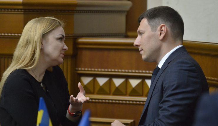 Пленарне засідання Верховної Ради України
Народні депутати хвилиною мовчання вшанували пам’ять загиблих в катастрофі авіалайнера Міжнародних авіаліній України під Тегераном 8 січня 2020 р.

Головуючий оголосив до розгляду проект Закону про внесення змін до Конституції України (щодо скасування адвокатської монополії) №1013.
Верховна Рада 295 голосами попередньо схвалила законопроект, прийнявши постанову №1013/П1. Олена Мошенець Олексій Красов СН 
