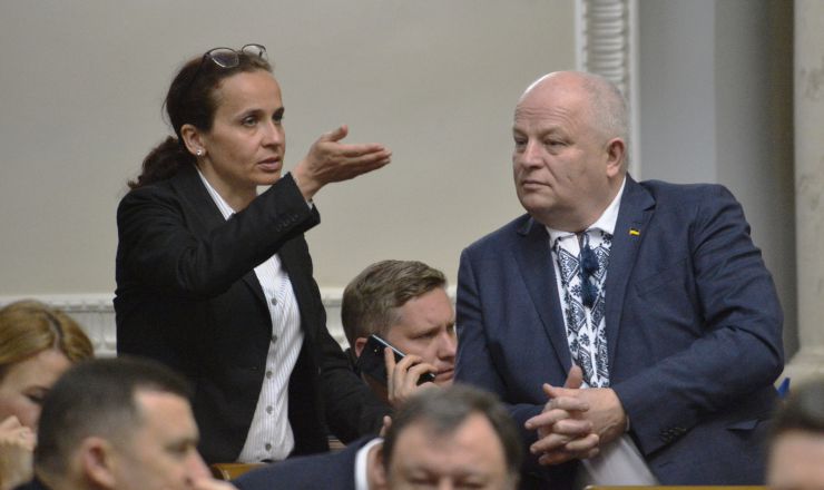 Пленарне засідання Верховної Ради України
Народні депутати хвилиною мовчання вшанували пам’ять загиблих в катастрофі авіалайнера Міжнародних авіаліній України під Тегераном 8 січня 2020 р.

Головуючий оголосив до розгляду проект Закону про внесення змін до Конституції України (щодо скасування адвокатської монополії) №1013.
Верховна Рада 295 голосами попередньо схвалила законопроект, прийнявши постанову №1013/П1. Юлія Клименко ГОЛОС Степан Кубів ЕС 
