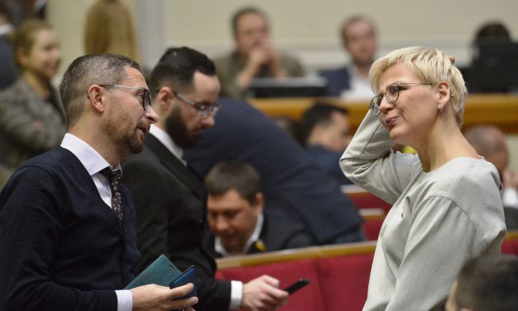 Пленарне засідання Верховної Ради України
Народні депутати хвилиною мовчання вшанували пам’ять загиблих в катастрофі авіалайнера Міжнародних авіаліній України під Тегераном 8 січня 2020 р.

Головуючий оголосив до розгляду проект Закону про внесення змін до Конституції України (щодо скасування адвокатської монополії) №1013.
Верховна Рада 295 голосами попередньо схвалила законопроект, прийнявши постанову №1013/П1. Сергій Швець Тетяна Циба СН
