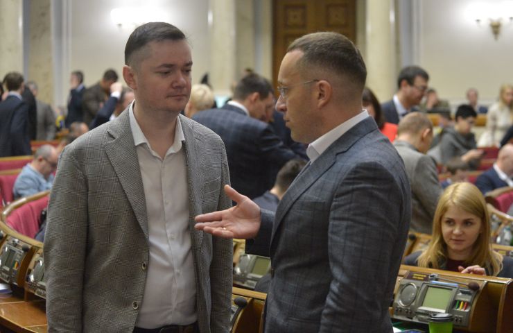 Пленарне засідання Верховної Ради України
Народні депутати хвилиною мовчання вшанували пам’ять загиблих в катастрофі авіалайнера Міжнародних авіаліній України під Тегераном 8 січня 2020 р.

Головуючий оголосив до розгляду проект Закону про внесення змін до Конституції України (щодо скасування адвокатської монополії) №1013.
Верховна Рада 295 голосами попередньо схвалила законопроект, прийнявши постанову №1013/П1. Мар’ян Заблоцький Євген Петруняк СН 
