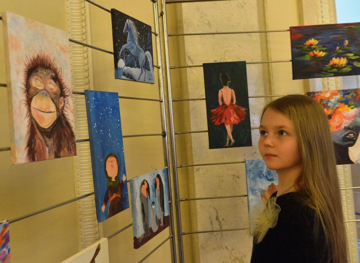 За ініціативи Благодійної організації «Благодійний фонд «Стабілізейшен Суппорт Сервісез» (БО «БФ «ССС») та підтримки Комітету з питань соціальної політики та захисту прав ветеранів, з нагоди Міжнародного дня прав людини, у Верховній Раді України з 14 до 17 січня 2020 року розгорнуто тематичну експозицію під назвою  «Арт-терапія:унікальний досвід реінтеграції після війни». Це 25 різнопланових робіт (картин) ветеранів АТО/ООС, які проходять реабілітацію у комунальному закладі «Рівненський обласний госпіталь ветеранів війни». Малюнки були створені в рамках курсу з арт-терапії, яку організували представники БО «БФ «ССС» за фінансової підтримки Посольства Великої Британії в Україні.
