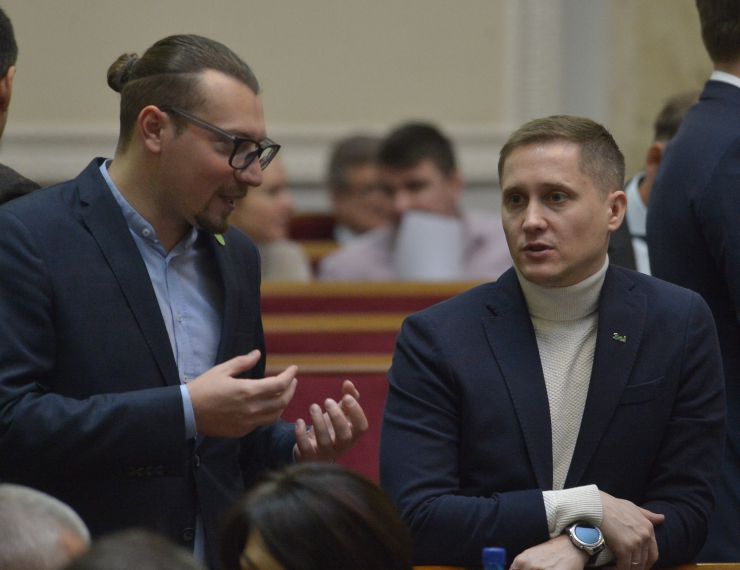 Пленарне засідання Верховної Ради України

До порядку денного було включено проект Закону про внесення змін до Податкового кодексу України щодо підвищення доступності лікарських засобів, медичних виробів та інших товарів, які закуповуються за кошти державного бюджету, та створення умов для закупівель у сфері охорони здоров'я за кошти державного бюджету №2539. 278 голосами «за» законопроект прийнято за основу. Віталій Безгін Михайло Крячко СН

