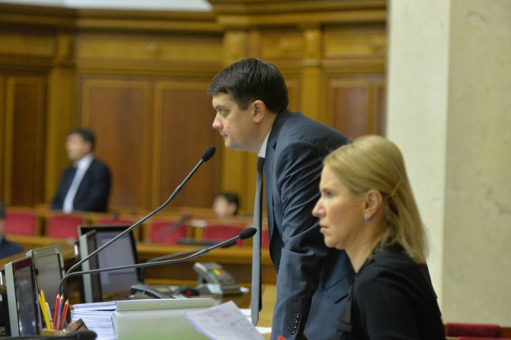 Пленарне засідання Верховної Ради України

Проект Закону про повну загальну середню освіту №0901 у другому читанні доповів заступник Голови Комітету з питань освіти, науки та інновацій Сергій Колебошин.
Після закінчення розгляду правок законопроект за результатами голосування прийнято в цілому 327 голосами «за». Голова ВР Дмитро Разумков, Кондратюк
