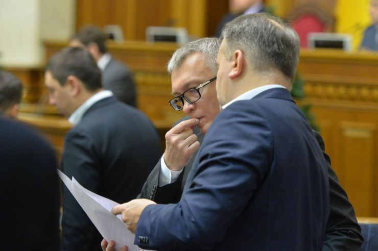 Пленарне засідання Верховної Ради України

Проект Закону про повну загальну середню освіту №0901 у другому читанні доповів заступник Голови Комітету з питань освіти, науки та інновацій Сергій Колебошин.
Після закінчення розгляду правок законопроект за результатами голосування прийнято в цілому 327 голосами «за». Кальченко 
