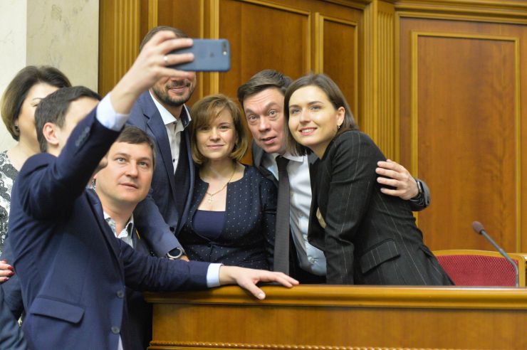 Пленарне засідання Верховної Ради України

Проект Закону про повну загальну середню освіту №0901 у другому читанні доповів заступник Голови Комітету з питань освіти, науки та інновацій Сергій Колебошин.
Після закінчення розгляду правок законопроект за результатами голосування прийнято в цілому 327 голосами «за». Депутати СН з міністром освіти Ганною Новосад після прийняття ВР Закону про освіту
