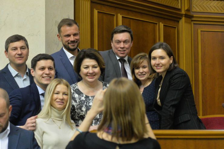 Пленарне засідання Верховної Ради України

Проект Закону про повну загальну середню освіту №0901 у другому читанні доповів заступник Голови Комітету з питань освіти, науки та інновацій Сергій Колебошин.
Після закінчення розгляду правок законопроект за результатами голосування прийнято в цілому 327 голосами «за». Депутати СН з міністром освіти Ганною Новосад після прийняття ВР Закону про освіту
