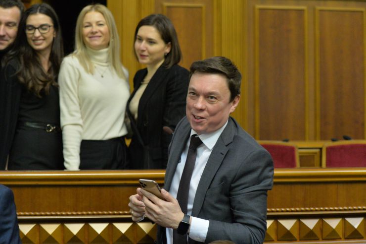 Пленарне засідання Верховної Ради України

Проект Закону про повну загальну середню освіту №0901 у другому читанні доповів заступник Голови Комітету з питань освіти, науки та інновацій Сергій Колебошин.
Після закінчення розгляду правок законопроект за результатами голосування прийнято в цілому 327 голосами «за». Колебошин Сергій – СН, доповідав Закон про освіту і міністр освіти Ганна Новосад
