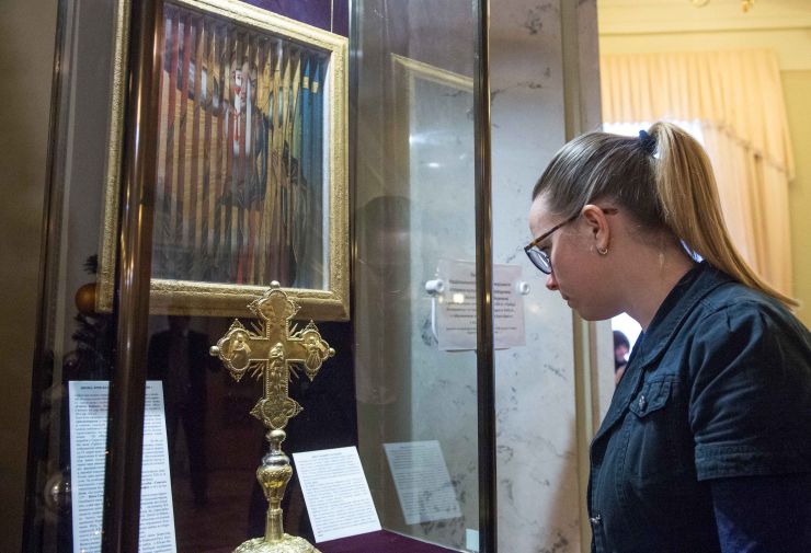 Презентація одноденної експозиції Національного Києво-Печерського історико-культурного заповідника, що присвячена новорічно-різдвяним святкуванням в Україні

  Національний Києво-Печерський історико-культурний заповідник на честь Василя Великого та свята Водохрещі в кулуарах другого поверху будинку Верховної Ради України представив одноденну експозицію з фондів Заповідника, на якій можна побачити ікону «Трійця Новозавітна» та хрест напрестольний з композицією «Хрещення» (Богоявлення).

Майстри іконопису використовували 3D технології ще у ХVIII-XIX століттях! Ікона «Трійця Новозавітна»  належить до того рідкісного типу, що історіографії отримав назву трисценорама ( з грецької: три, сцена, вид) й означає художній виріб на якому під різними кутами видно  три зображення. Інколи такі ікони називають ще «Троєзорами».
Унікальна ікона «Трійця Новозавітна» ( ХІХ ст.) з фондів Національного Києво-Печерського історико-культурного заповідника тривалий час займала видне місце в церкві «Всіх Святих» на горі Щекавиця в Києві, а з 30-х роках минулого століття її було передано в Музей. Нещодавно ікону  реставрували.
