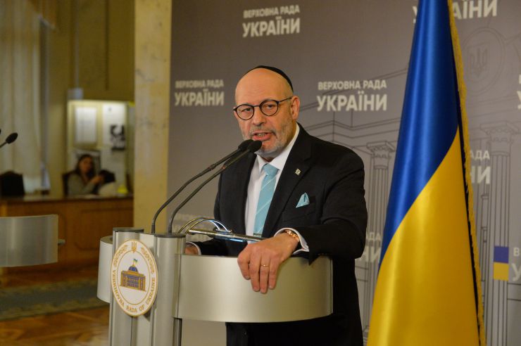 У Верховній Раді відбулася Меморіальна церемонія, присвячена Міжнародному дню пам’яті жертв Голокосту 
У заході взяли участь Надзвичайний і Повноважний Посол Ізраїлю в Києві Джоел Ліон, Почесний консул Держави Ізраїль у Західному регіоні України, бізнесмен, громадський діяч Олег Вишняков, Головний рабин Києва Йонатан Маркович, а також представники єврейської спільноти України. З промовами виступили народні депутати України, представники групи міжпарламентських зв'язків з Державою Ізраїль Олександр Куницький та Данило Гетманцев.
Міжнародний день пам'яті жертв Голокосту- пам'ятна дата, запроваджена рішенням Генеральної Асамблеї ООН від 1 листопада 2005 року (Резолюція № 60/7). Відзначається щорічно — 27 січня. «Голокост, що призвів до винищування однієї третини євреїв і незліченних жертв з числа представників інших меншин, буде завжди служити всім народам застереженням про небезпеки, що таять у собі ненависть, фанатизм, расизм і упередженість», - йдеться в резолюції ГА ООН. 
У заході також взяли участь народні депутати України, представники громадських організацій, дипломатичного корпусу, акредитованого в Україні.
Учасники церемонії ознайомилися з тематичною експозицією, яку надав Національний історико-меморіальний заповідник «Бабин Яр».
Надзвичайний і Повноважний Посол Ізраїлю в Києві Джоел Ліон
