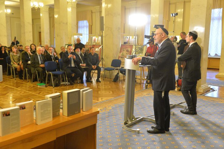 У Верховній Раді відбулася Меморіальна церемонія, присвячена Міжнародному дню пам’яті жертв Голокосту 
У заході взяли участь Надзвичайний і Повноважний Посол Ізраїлю в Києві Джоел Ліон, Почесний консул Держави Ізраїль у Західному регіоні України, бізнесмен, громадський діяч Олег Вишняков, Головний рабин Києва Йонатан Маркович, а також представники єврейської спільноти України. З промовами виступили народні депутати України, представники групи міжпарламентських зв'язків з Державою Ізраїль Олександр Куницький та Данило Гетманцев.
Міжнародний день пам'яті жертв Голокосту- пам'ятна дата, запроваджена рішенням Генеральної Асамблеї ООН від 1 листопада 2005 року (Резолюція № 60/7). Відзначається щорічно — 27 січня. «Голокост, що призвів до винищування однієї третини євреїв і незліченних жертв з числа представників інших меншин, буде завжди служити всім народам застереженням про небезпеки, що таять у собі ненависть, фанатизм, расизм і упередженість», - йдеться в резолюції ГА ООН. 
У заході також взяли участь народні депутати України, представники громадських організацій, дипломатичного корпусу, акредитованого в Україні.
Учасники церемонії ознайомилися з тематичною експозицією, яку надав Національний історико-меморіальний заповідник «Бабин Яр».

