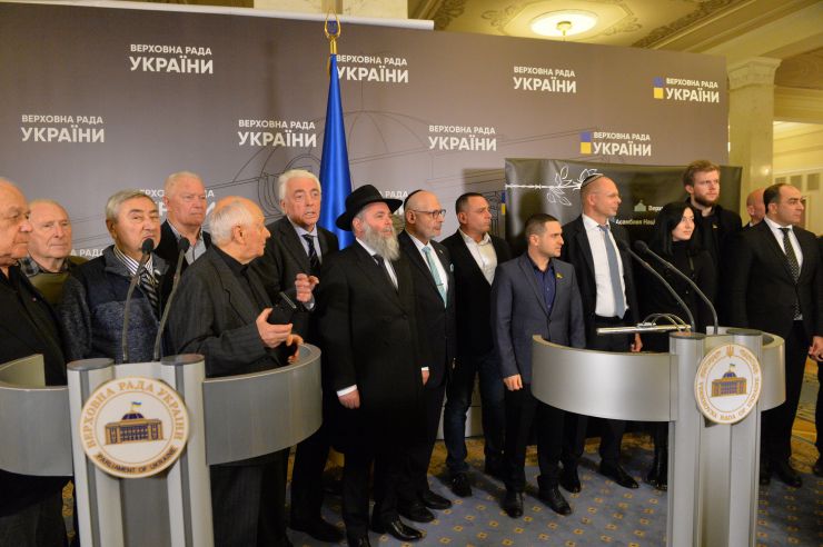 У Верховній Раді відбулася Меморіальна церемонія, присвячена Міжнародному дню пам’яті жертв Голокосту 
У заході взяли участь Надзвичайний і Повноважний Посол Ізраїлю в Києві Джоел Ліон, Почесний консул Держави Ізраїль у Західному регіоні України, бізнесмен, громадський діяч Олег Вишняков, Головний рабин Києва Йонатан Маркович, а також представники єврейської спільноти України. З промовами виступили народні депутати України, представники групи міжпарламентських зв'язків з Державою Ізраїль Олександр Куницький та Данило Гетманцев.
Міжнародний день пам'яті жертв Голокосту- пам'ятна дата, запроваджена рішенням Генеральної Асамблеї ООН від 1 листопада 2005 року (Резолюція № 60/7). Відзначається щорічно — 27 січня. «Голокост, що призвів до винищування однієї третини євреїв і незліченних жертв з числа представників інших меншин, буде завжди служити всім народам застереженням про небезпеки, що таять у собі ненависть, фанатизм, расизм і упередженість», - йдеться в резолюції ГА ООН. 
У заході також взяли участь народні депутати України, представники громадських організацій, дипломатичного корпусу, акредитованого в Україні.
Учасники церемонії ознайомилися з тематичною експозицією, яку надав Національний історико-меморіальний заповідник «Бабин Яр».
