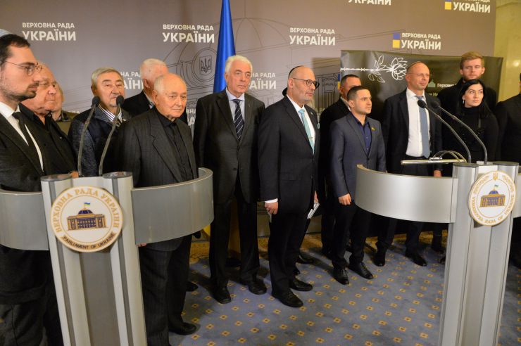У Верховній Раді відбулася Меморіальна церемонія, присвячена Міжнародному дню пам’яті жертв Голокосту 
У заході взяли участь Надзвичайний і Повноважний Посол Ізраїлю в Києві Джоел Ліон, Почесний консул Держави Ізраїль у Західному регіоні України, бізнесмен, громадський діяч Олег Вишняков, Головний рабин Києва Йонатан Маркович, а також представники єврейської спільноти України. З промовами виступили народні депутати України, представники групи міжпарламентських зв'язків з Державою Ізраїль Олександр Куницький та Данило Гетманцев.
Міжнародний день пам'яті жертв Голокосту- пам'ятна дата, запроваджена рішенням Генеральної Асамблеї ООН від 1 листопада 2005 року (Резолюція № 60/7). Відзначається щорічно — 27 січня. «Голокост, що призвів до винищування однієї третини євреїв і незліченних жертв з числа представників інших меншин, буде завжди служити всім народам застереженням про небезпеки, що таять у собі ненависть, фанатизм, расизм і упередженість», - йдеться в резолюції ГА ООН. 
У заході також взяли участь народні депутати України, представники громадських організацій, дипломатичного корпусу, акредитованого в Україні.
Учасники церемонії ознайомилися з тематичною експозицією, яку надав Національний історико-меморіальний заповідник «Бабин Яр».
