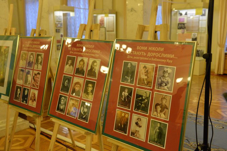 У Верховній Раді відбулася Меморіальна церемонія, присвячена Міжнародному дню пам’яті жертв Голокосту 
У заході взяли участь Надзвичайний і Повноважний Посол Ізраїлю в Києві Джоел Ліон, Почесний консул Держави Ізраїль у Західному регіоні України, бізнесмен, громадський діяч Олег Вишняков, Головний рабин Києва Йонатан Маркович, а також представники єврейської спільноти України. З промовами виступили народні депутати України, представники групи міжпарламентських зв'язків з Державою Ізраїль Олександр Куницький та Данило Гетманцев.
Міжнародний день пам'яті жертв Голокосту- пам'ятна дата, запроваджена рішенням Генеральної Асамблеї ООН від 1 листопада 2005 року (Резолюція № 60/7). Відзначається щорічно — 27 січня. «Голокост, що призвів до винищування однієї третини євреїв і незліченних жертв з числа представників інших меншин, буде завжди служити всім народам застереженням про небезпеки, що таять у собі ненависть, фанатизм, расизм і упередженість», - йдеться в резолюції ГА ООН. 
У заході також взяли участь народні депутати України, представники громадських організацій, дипломатичного корпусу, акредитованого в Україні.
Учасники церемонії ознайомилися з тематичною експозицією, яку надав Національний історико-меморіальний заповідник «Бабин Яр».
