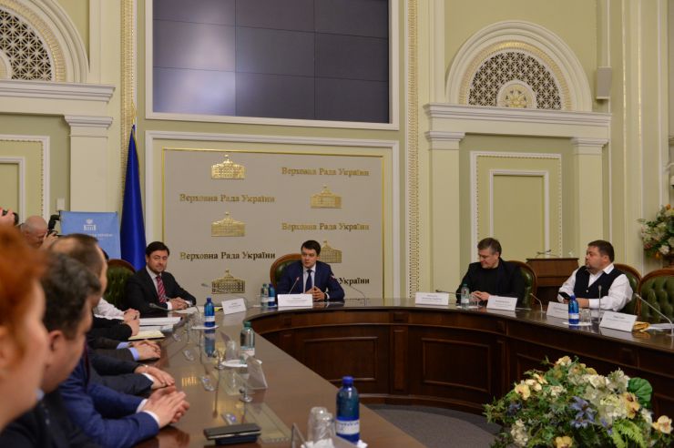 У Верховній Раді України відбулася урочиста церемонія відкриття Програми стажування молоді в Апараті Верховної Ради України у 2020 році за участю Голови Парламенту Дмитра Разумкова. В. Штучний