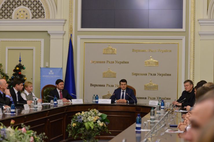 У Верховній Раді України відбулася урочиста церемонія відкриття Програми стажування молоді в Апараті Верховної Ради України у 2020 році за участю Голови Парламенту Дмитра Разумкова. В. Штучний