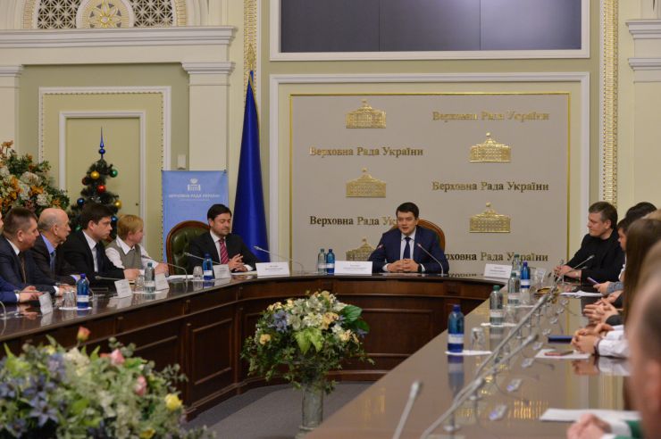 У Верховній Раді України відбулася урочиста церемонія відкриття Програми стажування молоді в Апараті Верховної Ради України у 2020 році за участю Голови Парламенту Дмитра Разумкова. В. Штучний