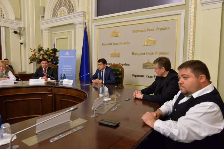 У Верховній Раді України відбулася урочиста церемонія відкриття Програми стажування молоді в Апараті Верховної Ради України у 2020 році за участю Голови Парламенту Дмитра Разумкова. В. Штучний