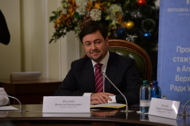 У Верховній Раді України відбулася урочиста церемонія відкриття Програми стажування молоді в Апараті Верховної Ради України у 2020 році за участю Голови Парламенту Дмитра Разумкова. В. Штучний