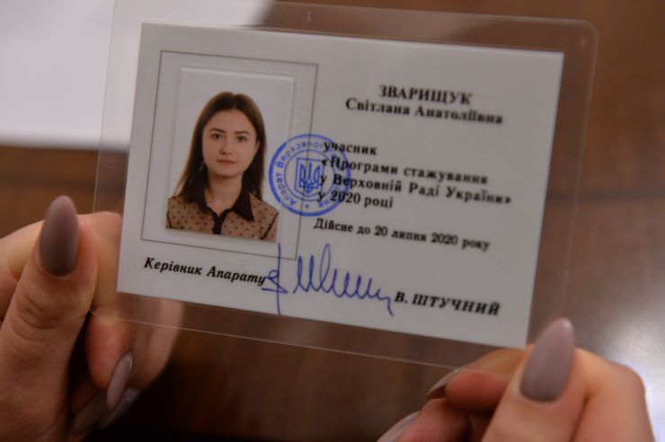У Верховній Раді України відбулася урочиста церемонія відкриття Програми стажування молоді в Апараті Верховної Ради України у 2020 році за участю Голови Парламенту Дмитра Разумкова. Учасник програми стажування у ВР України Світлана Зварищук