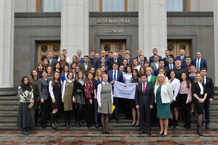 У Верховній Раді України відбулася урочиста церемонія відкриття Програми стажування молоді в Апараті Верховної Ради України у 2020 році за участю Голови Парламенту Дмитра Разумкова. В. Штучний