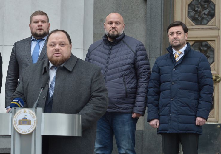 З нагоди святкування Дня Соборності, перед Верховною Радою України, за участі Почесної варти Національної гвардії України відбулася урочиста церемонія підняття Державного прапора України за участі першого заступника Голови ВРУ Руслана Стефанчука. Урочисте підняття прапора – це перший захід, який започатковує традицію підняття Державного прапора України перед Верховною Радою України. Перший заступник Голови ВРУ Руслан Стефанчук народні депутати Андрій Клочко Олександр Горобець керівник Апарату ВРУ Вячеслав Штучний